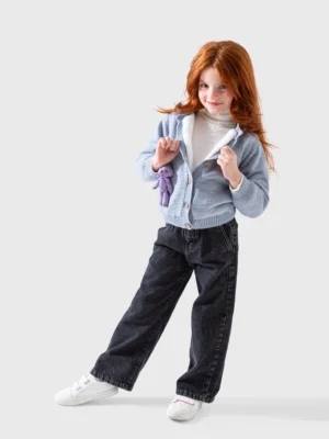 جاكيت تريكو بناتي شتوي سميك بلون أزرق فاتح. يتميز بحياكة مضلعة وإغلاق بأزرار طبيعية.