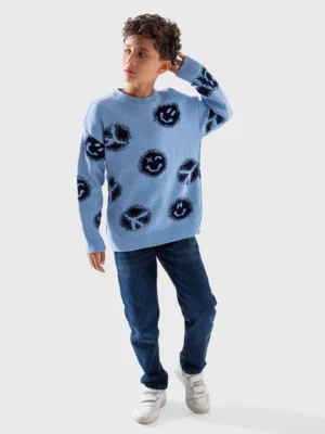 سويتر تريكو أولادي شتوي باللون الأزرق الفاتح. يتميز بنقوش رموز الابتسامة والسلام الكبيرة.