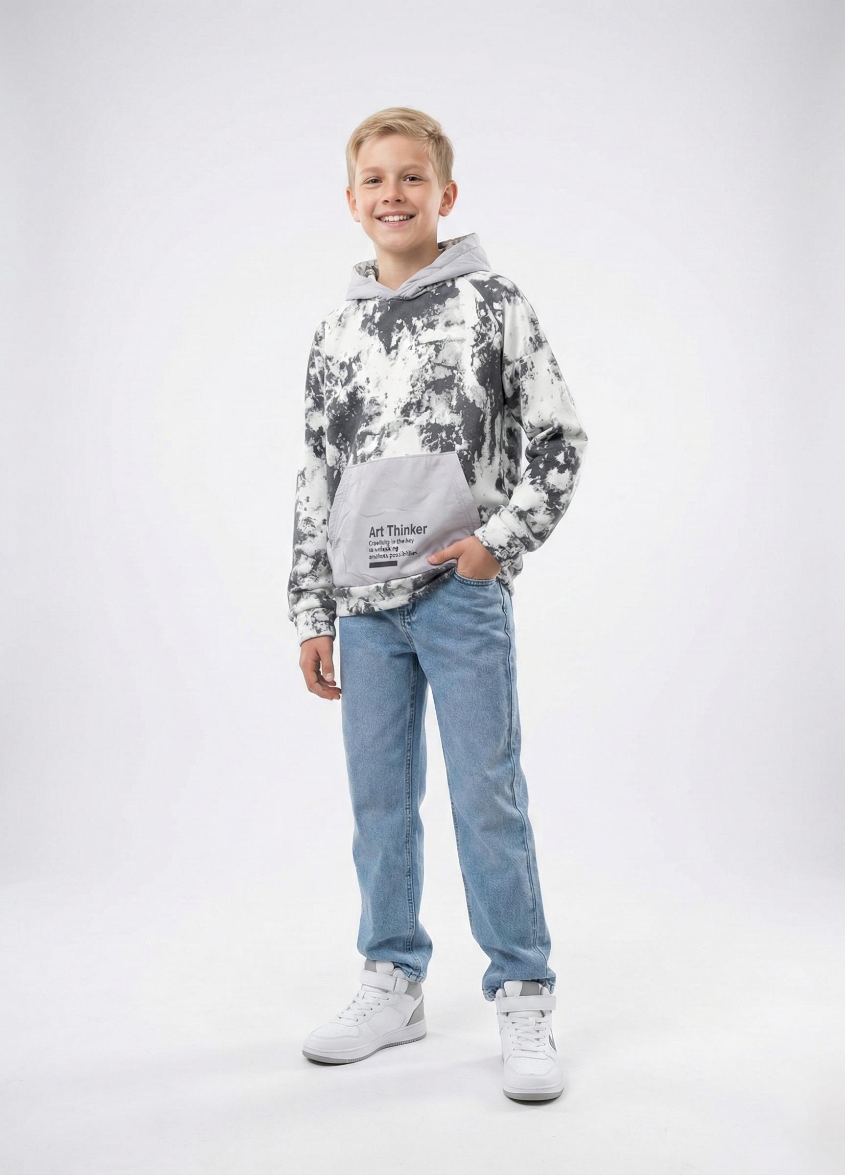 سويت شيرت أولادي شتوي بقبعة. نقشة تاي داي باللونين الأبيض والأسود مع جيب أمامي رمادي مطبوع.