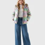 جاكيت ووتر بروف بناتي هولوجرامي منفوخ بقلنسوة فرو – جاكيت شتوي مقاس 6-16