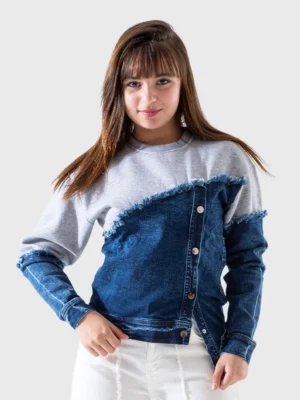 سويت شيرت بناتي شتوي هجين يجمع بين نسيج رمادي وجزء أمامي من الدينيم الأزرق. يتميز بحواف مهترئة.