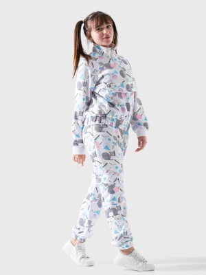 سوت شتوي بناتي كامل (جاكيت وبنطلون). لون أبيض مع نقشة هندسية ملونة وعصرية.