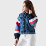 جاكيت بناتي شتوي هجين من الدينيم وأكمام محبوكة مخططة باللون الأحمر والأزرق والأبيض.