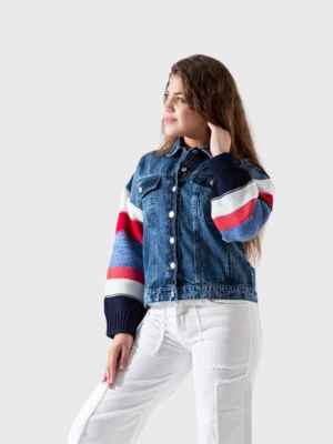 جاكيت بناتي شتوي هجين من الدينيم وأكمام محبوكة مخططة باللون الأحمر والأزرق والأبيض.