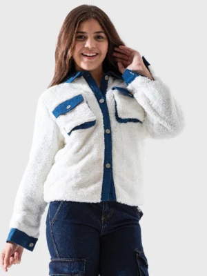 جاكيت بناتي شتوي أبيض من فرو الشيربا. بتفاصيل وأطراف من نسيج الدينيم الأزرق الداكن.