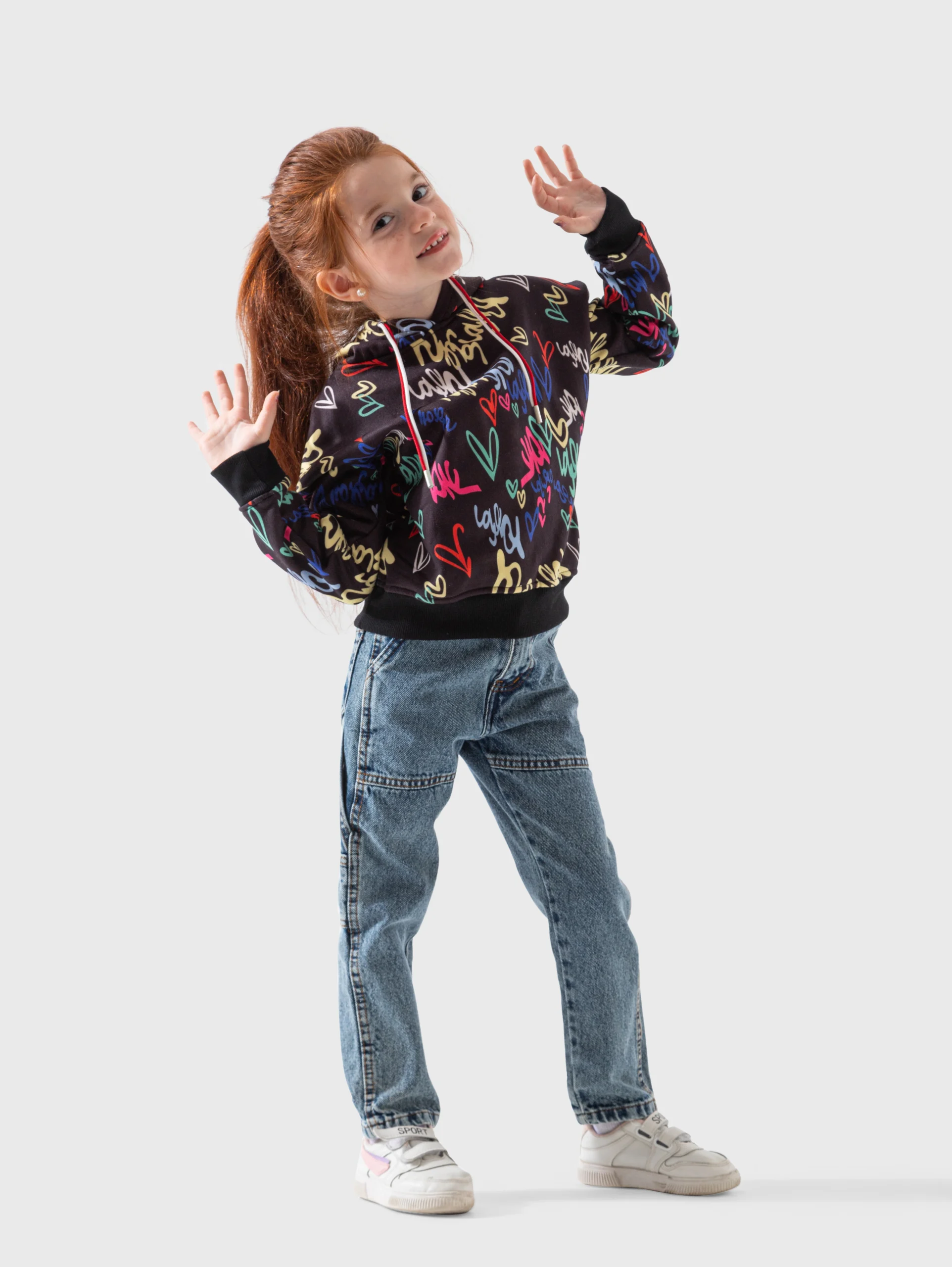 هودي بناتي أسود طبعة قلوب ملونة – سويت شيرت شتوي بناتي