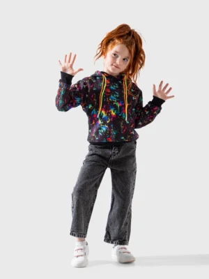 سويت شيرت بناتي شتوي أسود بقبعة. يتميز بنقشة سبلاش مجردة ملونة وأربطة قبعة نيون.