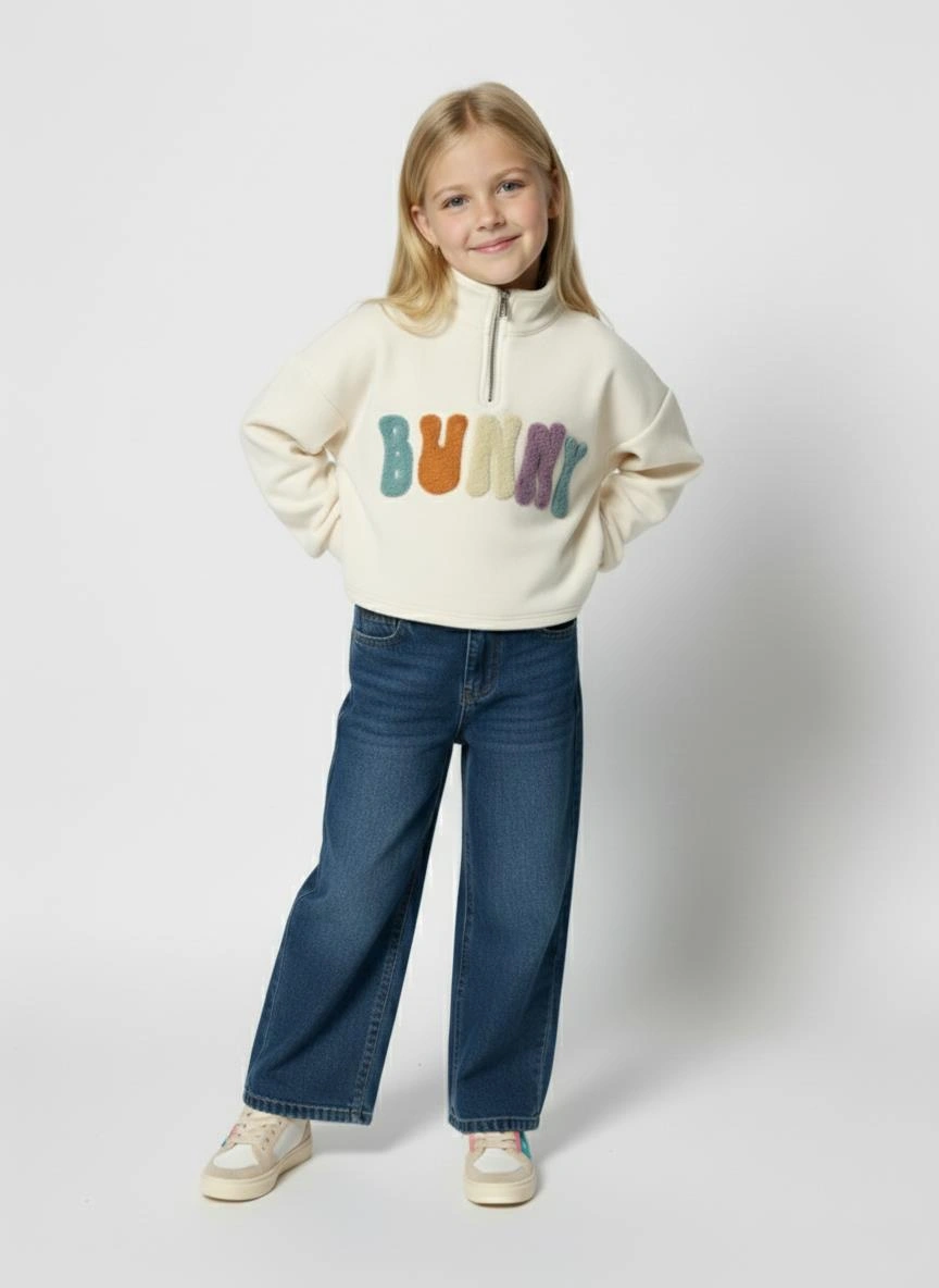 سويت شيرت بناتي شتوي فرو أبيض كريمي بسحاب ربع. مع تطريز "BUNNY" بحروف فروية ملونة.