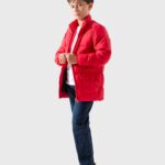 جاكيت أولادي شتوي منفوخ أحمر. قصة طويلة على شكل باركا بياقة عالية وجيوب كبيرة.