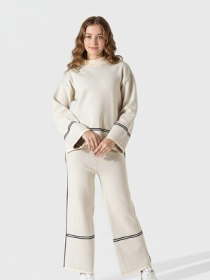 سوت تريكو بناتي قطعتين بيج – ملابس أطفال شتوية فاخرة