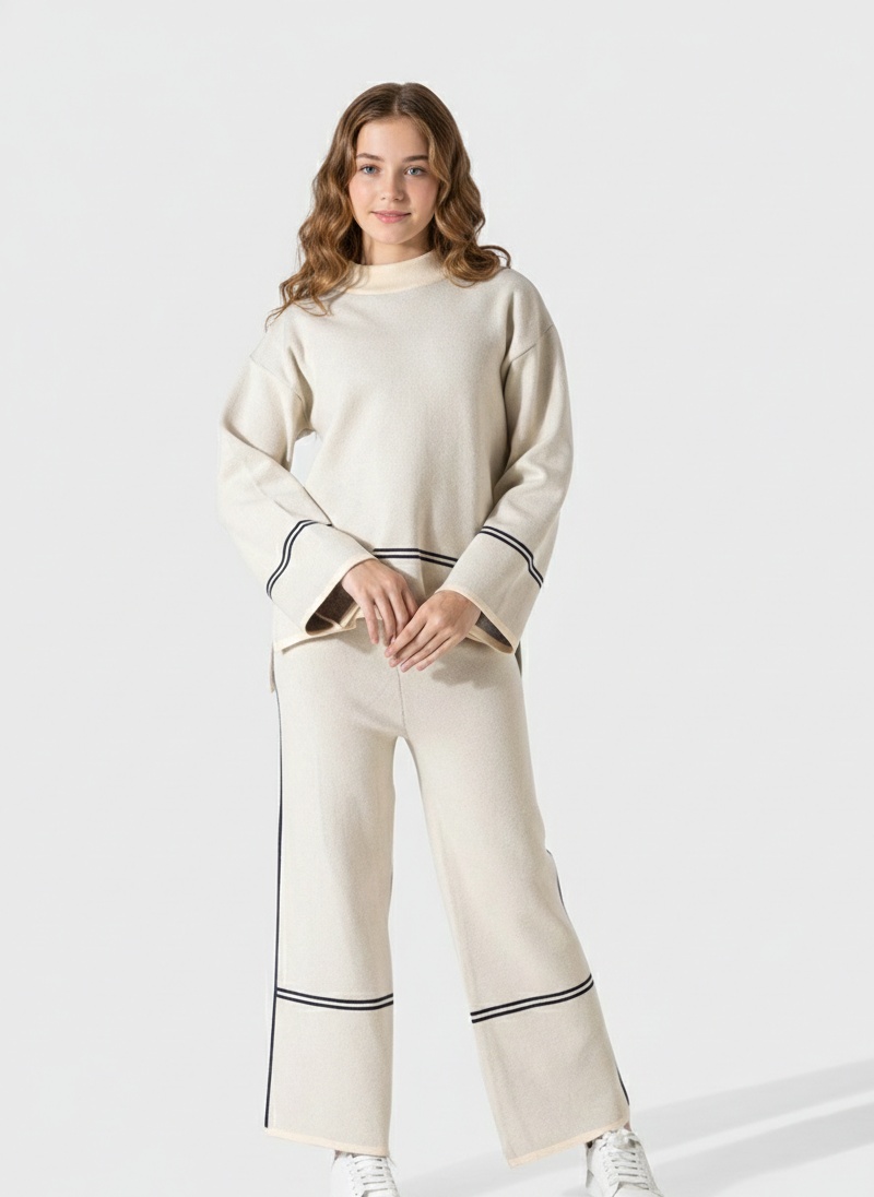 سوت تريكو بناتي قطعتين بيج – ملابس أطفال شتوية فاخرة