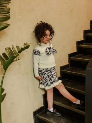 سوت بناتي أبيض تريكو بنقشة تايجر – ملابس أطفال شتوية فخمة