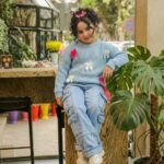 بلوفر تريكو لبني بفيونكات - ملابس أطفال بنات خروج شتوي