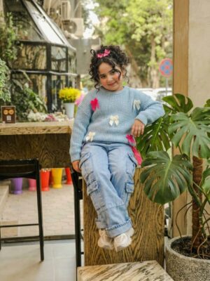 بلوفر تريكو لبني بفيونكات - ملابس أطفال بنات خروج شتوي