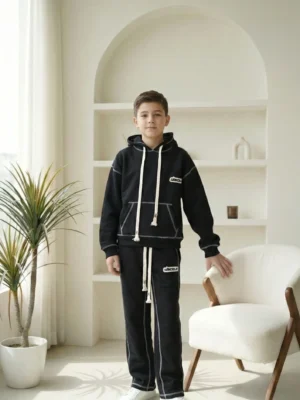 سوت أولادي شتوي أسود بخياطة بيضاء - ملابس أطفال خروج.