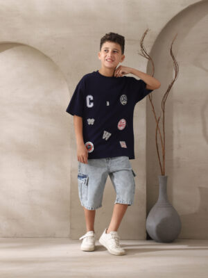 تيشيرت أوفر سايز أولادي كحلي ببادجات – ملابس أطفال صيفية