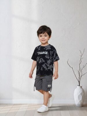 تيشيرت تاي داي رمادي أولادي – ملابس أطفال صيفية قطن.