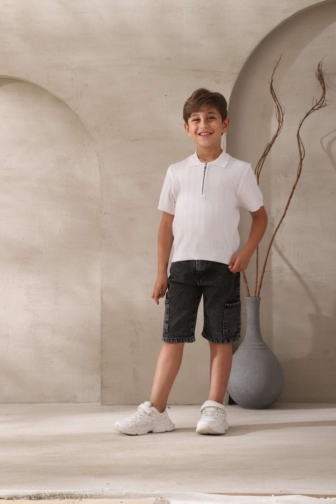 تيشيرت بولو أولادي أبيض بسحاب – ملابس أطفال صيفي فخمة