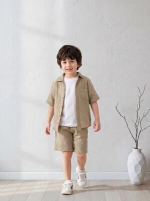 طقم موسلين أولادي زيتوني قطعتين – ملابس أطفال صيفي كاجوال