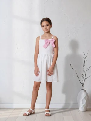 فستان بناتي أبيض قطني بفيونكة وردية خلفية – ملابس أطفال صيفية