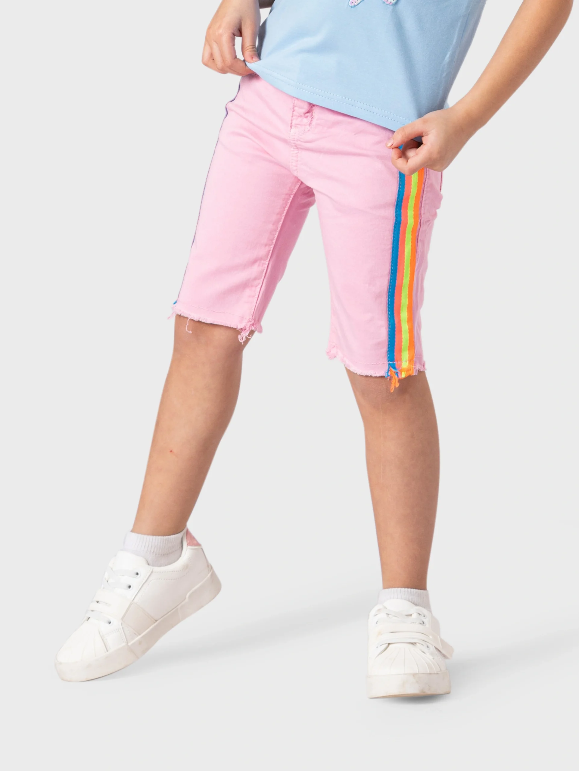 شورت بناتي صيفي وردي بشريط جانبي ملون للأطفال مقاسات 1-5 سنوات